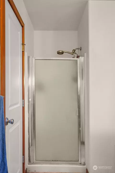 Bath - 1102 Chestnut St, Everett, WA 98201 photo 4 of 5