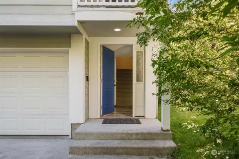 Entry Way - 1102 Chestnut St, Everett, WA 98201 photo 1 of 2