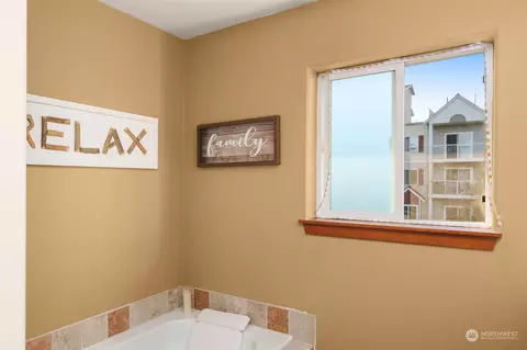 Bath - 1102 Chestnut St, Everett, WA 98201 photo 3 of 5