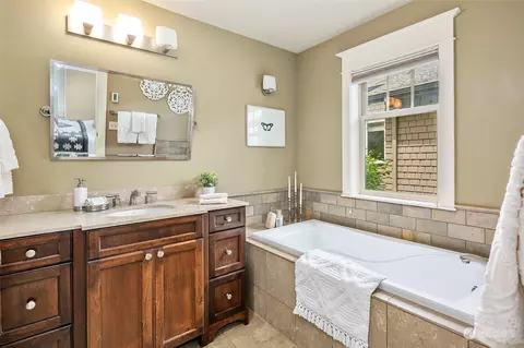 528 Malden Ave E #B, Seattle, WA 98112