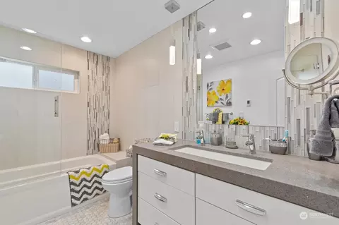 Bath - 1110 20th Ave, Longview, WA 98632 photo 1 of 1