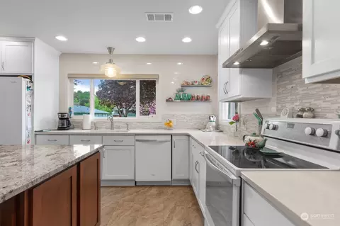 Kitchen - 1110 20th Ave, Longview, WA 98632 photo 1 of 6