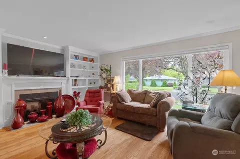 Living - 1110 20th Ave, Longview, WA 98632 photo 1 of 1
