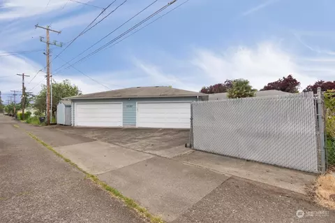 Exterior - 1110 20th Ave, Longview, WA 98632 photo 3 of 11