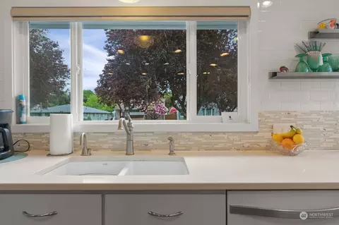 Kitchen - 1110 20th Ave, Longview, WA 98632 photo 6 of 6