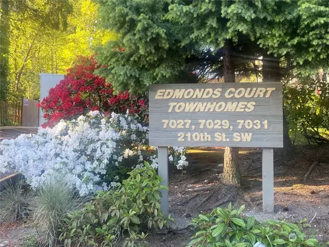7027 210th St SW #B, Lynnwood, WA 98036
