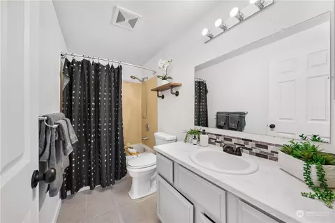 Bath - 2902 13th St #2D, Everett, WA 98201 photo 2 of 2