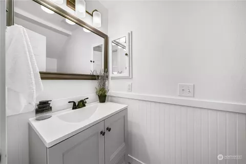 Bath - 2902 13th St #2D, Everett, WA 98201 photo 1 of 2