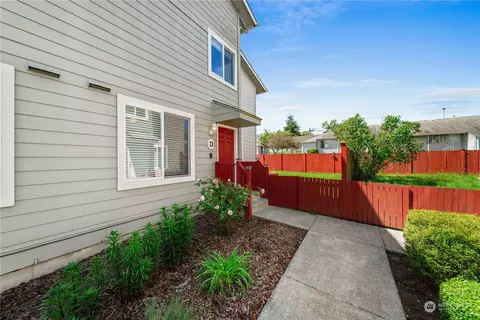 2902 13th St #2D, Everett, WA 98201
