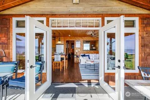 7976 Possession Beach Walk, Clinton, WA 98236