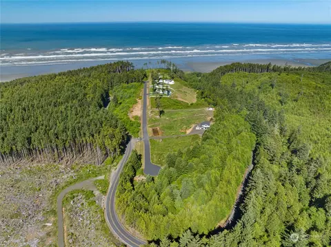 2 Chauncey Ln E, Pacific Beach, WA 98571