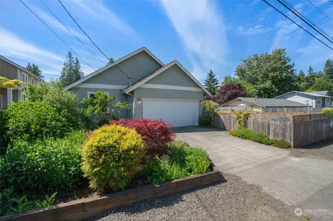 6737 NE Geneva St, Suquamish, WA 98392