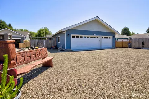 756 Island Cir SE, Ocean Shores, WA 98569