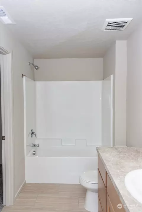 Bath - 867 E Casacde, Othello, WA 99344 photo 1 of 6