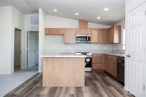 Kitchen - 867 E Casacde, Othello, WA 99344 photo 2 of 4