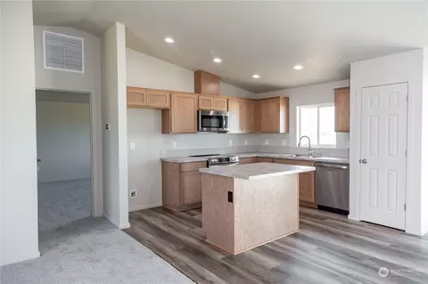 Kitchen - 867 E Casacde, Othello, WA 99344 photo 1 of 4