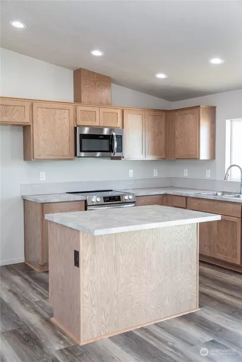 Kitchen - 867 E Casacde, Othello, WA 99344 photo 4 of 4