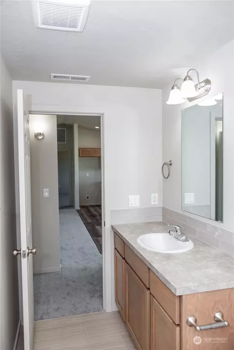 Bath - 867 E Casacde, Othello, WA 99344 photo 6 of 6