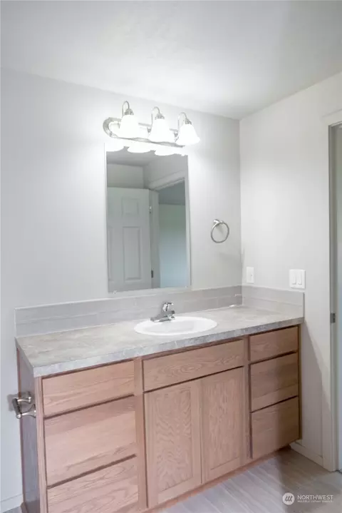 Bath - 867 E Casacde, Othello, WA 99344 photo 3 of 6