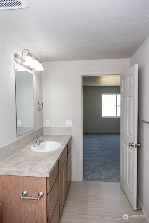 Bath - 867 E Casacde, Othello, WA 99344 photo 2 of 6