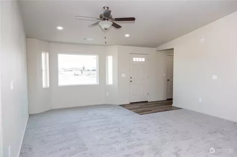 Living - 867 E Casacde, Othello, WA 99344 photo 2 of 2