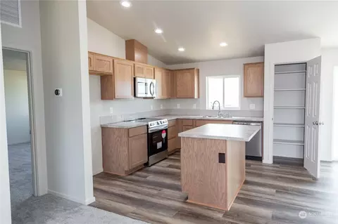 Kitchen - 867 E Casacde, Othello, WA 99344 photo 3 of 4