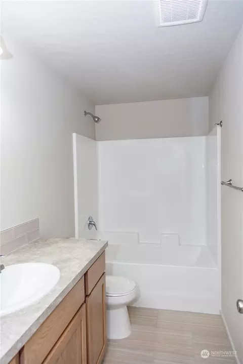 Bath - 867 E Casacde, Othello, WA 99344 photo 5 of 6