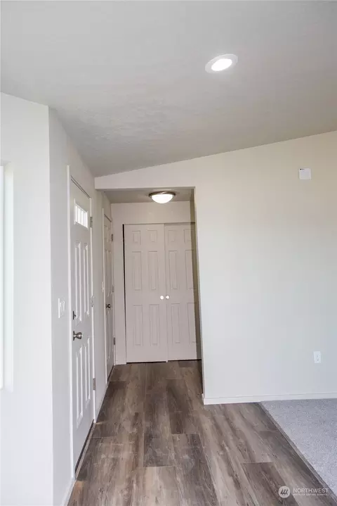 Entry Way - 867 E Casacde, Othello, WA 99344 photo 1 of 1