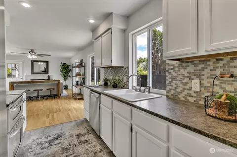 Kitchen - 403 Petschauer Pl, Enumclaw, WA 98022 photo 2 of 3