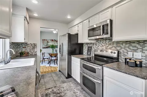 Kitchen - 403 Petschauer Pl, Enumclaw, WA 98022 photo 3 of 3