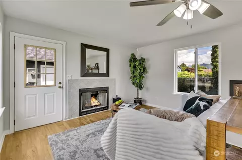 Living - 403 Petschauer Pl, Enumclaw, WA 98022 photo 4 of 5