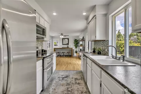Kitchen - 403 Petschauer Pl, Enumclaw, WA 98022 photo 1 of 3