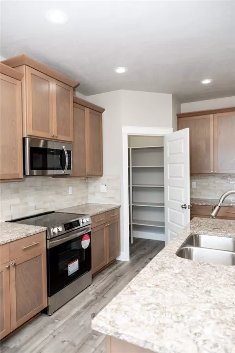 Kitchen - 1212 E Cascade St, Othello, WA 99344 photo 4 of 10