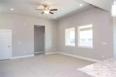Living - 1212 E Cascade St, Othello, WA 99344 photo 6 of 7