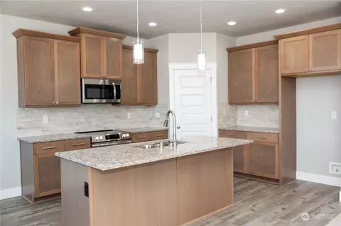 Kitchen - 1212 E Cascade St, Othello, WA 99344 photo 2 of 10