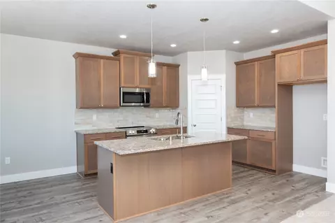 Kitchen - 1212 E Cascade St, Othello, WA 99344 photo 9 of 10