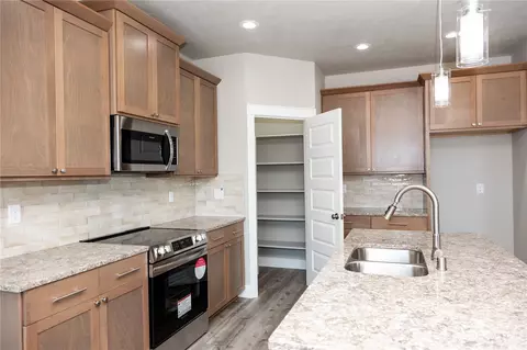 Kitchen - 1212 E Cascade St, Othello, WA 99344 photo 3 of 10