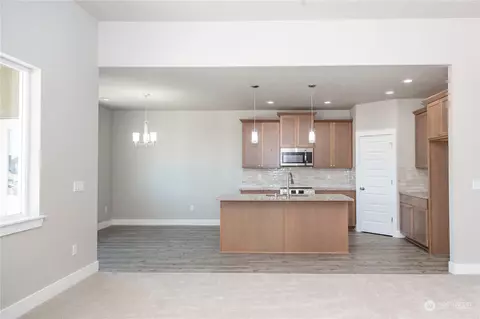 Living - 1212 E Cascade St, Othello, WA 99344 photo 2 of 7