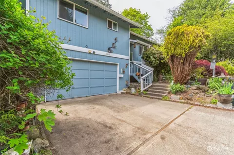 7595 Blackbird Dr NE, Bremerton, WA 98311