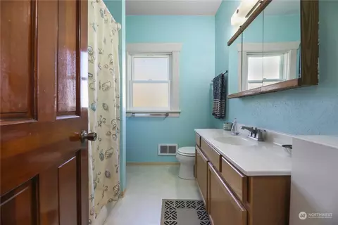 Bath - 2228 Baker Ave, Everett, WA 98201 photo 1 of 2
