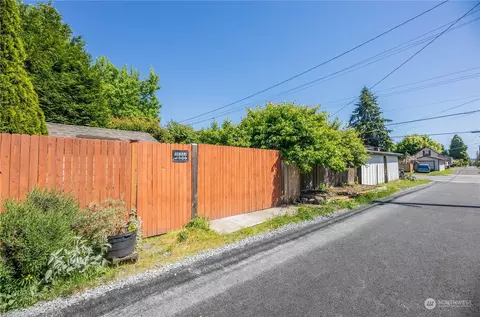 Exterior - 2228 Baker Ave, Everett, WA 98201 photo 15 of 18