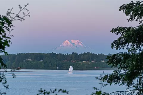 4730 Cooper Point Rd NW, Olympia, WA 98502