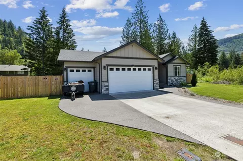 8204 Colfax Ct, Maple Falls, WA 98266