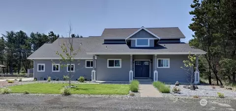 229 25th St NW, Long Beach, WA 98631