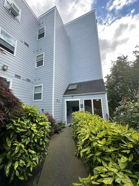 6547 42nd Ave SW #203, Seattle, WA 98136
