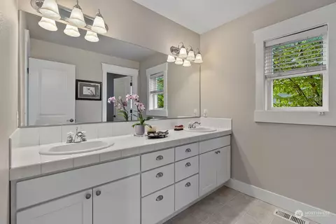 Bath - 20315 96th Ave NE, Bothell, WA 98011 photo 2 of 5