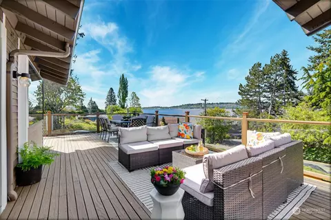 12534 Holmes Point Dr NE, Kirkland, WA 98034