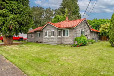 813 8th St NW, Puyallup, WA 98371