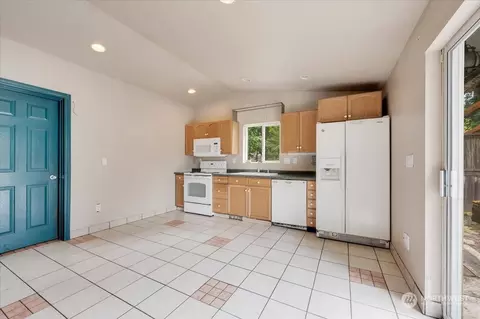 Kitchen - 107 231st St SE, Bothell, WA 98021 photo 4 of 4