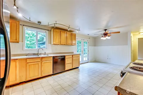 Kitchen - 11821 Carter Ave SW, Port Orchard, WA 98367 photo 1 of 2
